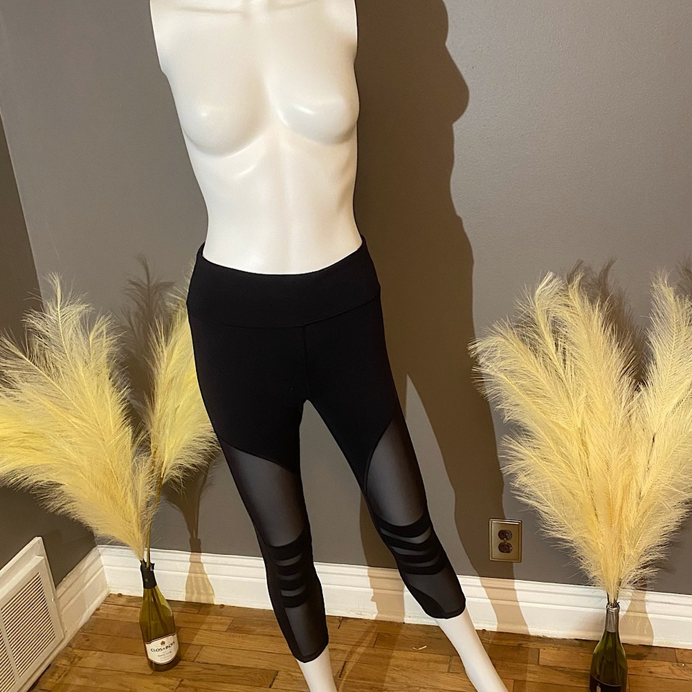 Sexy Cropped Cut Out  Leggings - Picture 2 of 5